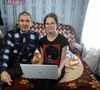 внучка показывает дедушке приемы работы с Интернетом