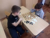 дети играют в шашки