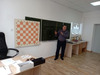 учитель проводит мастеркласс по шахматам