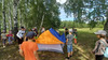Дети раскладывают палатки