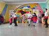 Дети танцуют народный танец