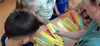 ребята строят из цветной бумаги модель «Семьи»