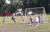 дети играют  в футбол