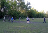 ребята играют в футбол