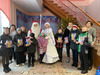 На фото учащиеся нашей школы с Дедом Морозом и Снегурочкой