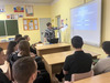 На фото учащиеся отвечают на вопросы викторины