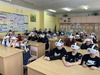 Учащиеся в 3Д шлемах смотрят виртуальную программу