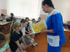 вожатая Бастричкина В.А вручает буклеты