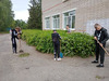 Дети подметают